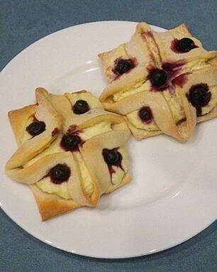 Слоеная выпечка с творожной начинкой