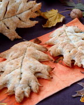 Слойки с айвой и грецкими орехами