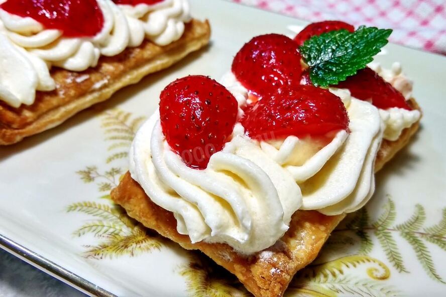 Рецепт слоек с клубникой и кремом