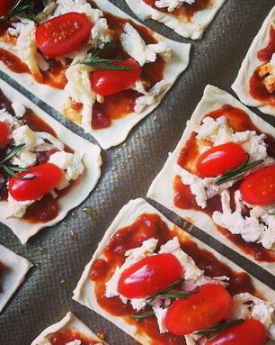 Слойки с козьим сыром, помидорами черри и розмарином