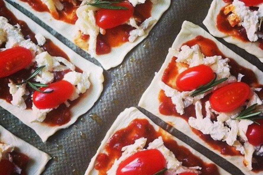 Рецепт слоек с козьим сыром, помидорами черри и розмарином