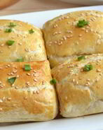 Слойки с куриным филе, помидорами и сыром