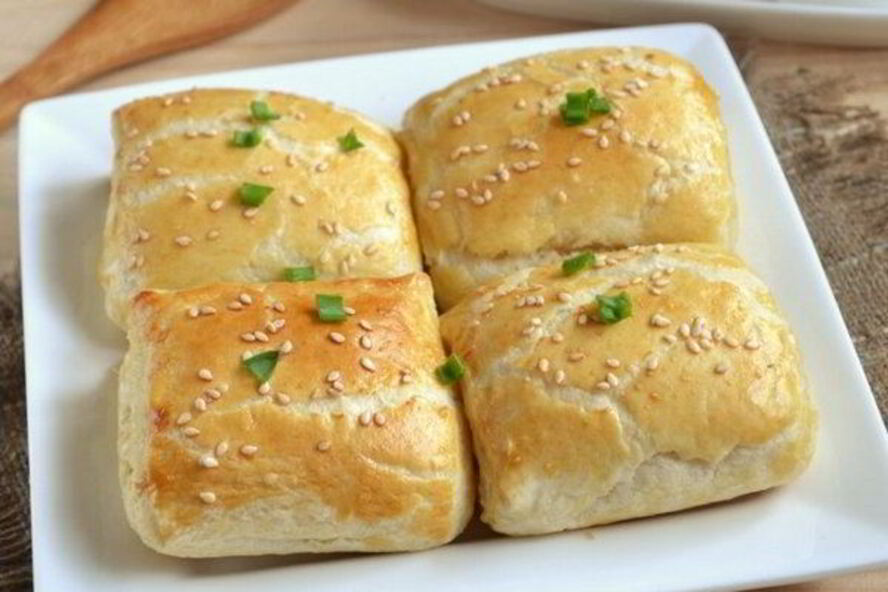 Рецепт слоек с куриным филе, помидорами и сыром