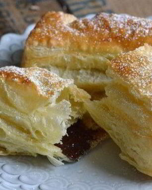 Слойки с шоколадом и сахарной пудрой