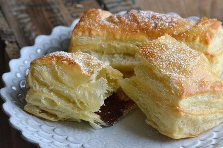 Рецепт слоек с шоколадом и сахарной пудрой