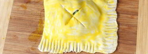 слойки с сыром и свекольными листьями. Шаг 9