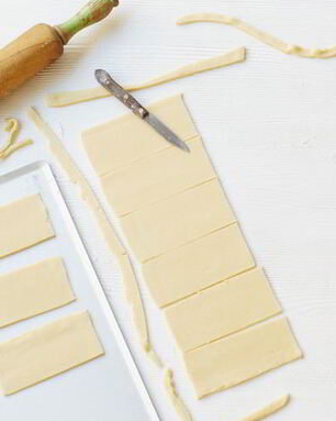 Слойки с творогом из дрожжевого теста