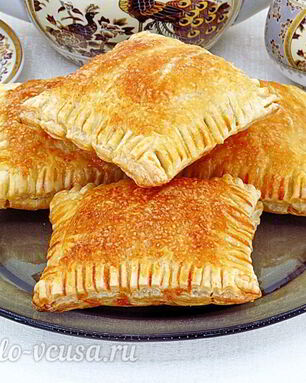 Слойки с вареной сгущенкой и орехами