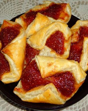 Слойки с вареньем из слоеного теста