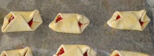 слойки с вареньем из слоеного теста. Шаг 7