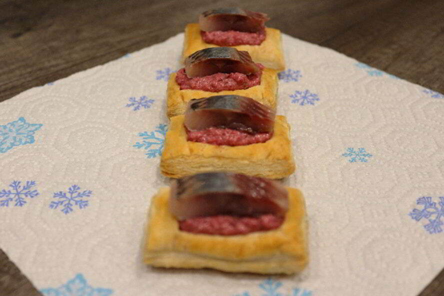 Рецепт слоек со свекольным песто и селедкой