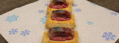 слойки со свекольным песто и селедкой. Шаг 8