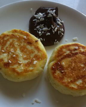 Печеные ванильные сырники с шоколадным соусом