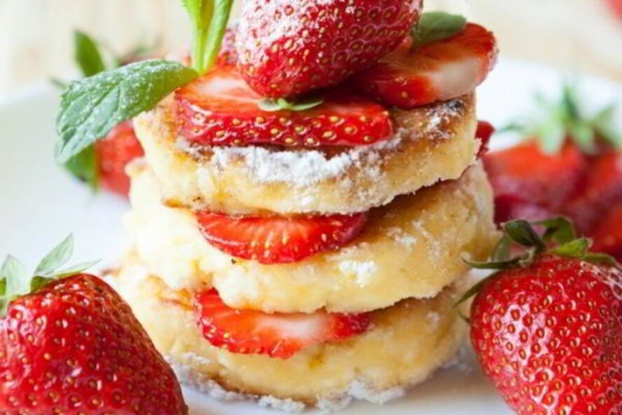 Рецепт сырников из творога с клубникой и сметанным соусом