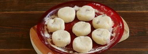 сырники из творожной массы с изюмом. Шаг 5