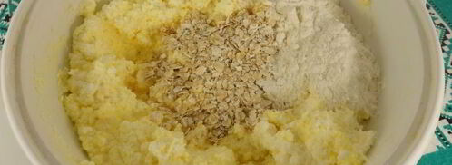 сырники с овсяными хопьями и клубнично-сметанным соусом. Шаг 2