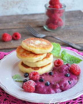 Сырники с ягодным кремом