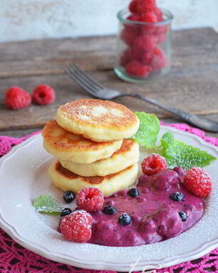 Сырники с ягодным кремом