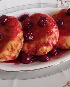 Творожные сырники с вишневым соусом