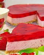 Клубнично-творожный торт