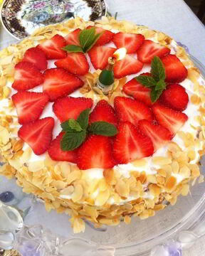 Клубничный торт со взбитыми сливками