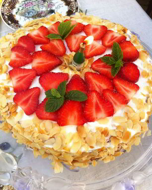 Клубничный торт со взбитыми сливками