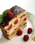 Медовик с малиной