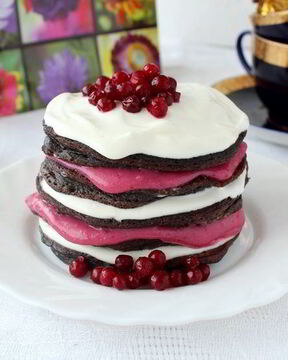 Мини-торт из черемуховых оладий с брусничным курдом