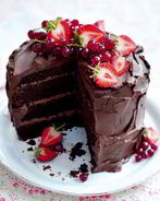 Шоколадный торт с клубникой и красной смородиной
