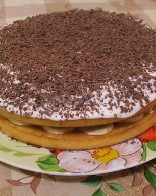 Торт с фруктами без выпечки на коржах