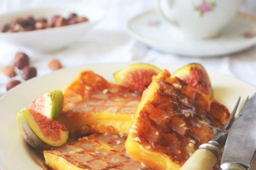 Рецепт бельгийских ореховых вафель с соусом из белого шоколада и инжиром