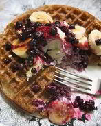 Бельгийские вафли с черничным соусом