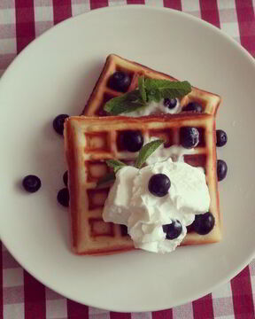 Бельгийские вафли с мороженным и взбитыми сливками