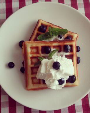 Бельгийские вафли с мороженным и взбитыми сливками