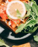 Вафли с лососем, соусом и рукколой