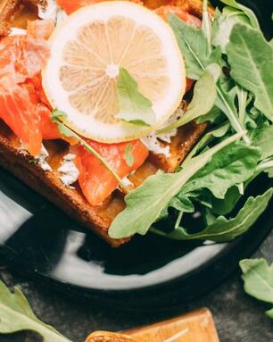 Вафли с лососем, соусом и рукколой