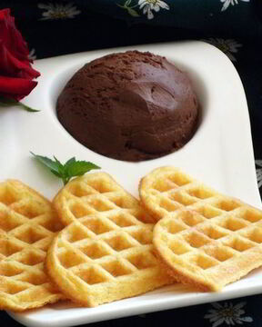 Вафли с шариком шоколадного мороженого