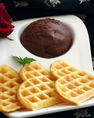 Вафли с шариком шоколадного мороженого