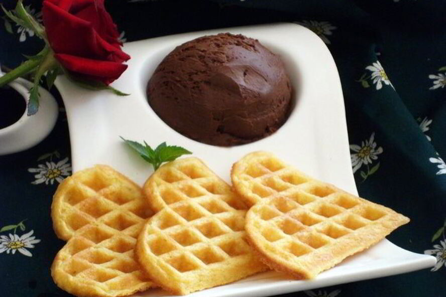 Рецепт вафель с шариком шоколадного мороженого
