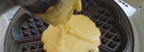 вафли с шариком шоколадного мороженого. Шаг 4