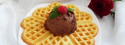 вафли с шариком шоколадного мороженого. Шаг 5