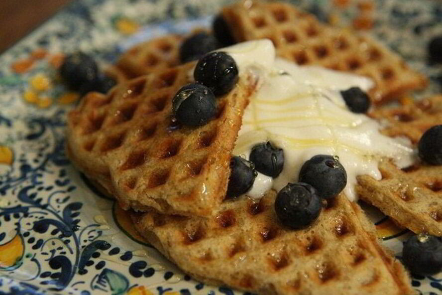 Рецепт вафель с ягодами, медом и взбитыми сливками