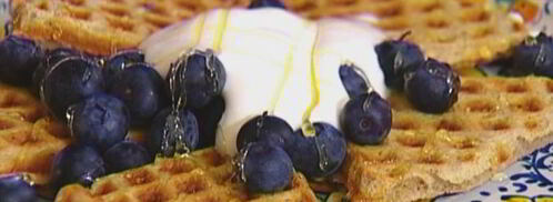 вафли с ягодами, медом и взбитыми сливками. Шаг 8