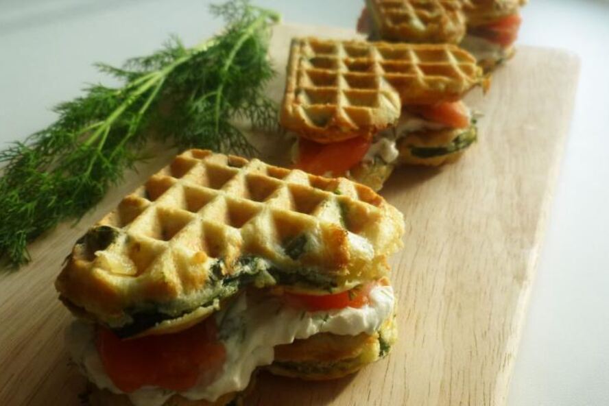 Рецепт вафель со шпинатом, сыром и семгой