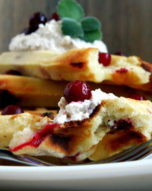 Венские вафли с брусникой на кукурузной муке