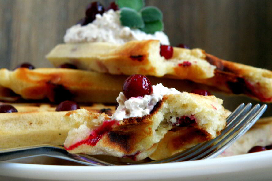 Рецепт венских вафель с брусникой на кукурузной муке