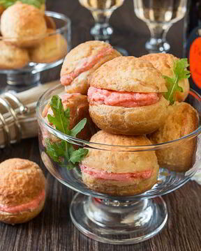 Профитроли с кракелюром и лососевым муссом