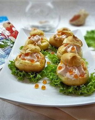 Профитроли с пармезаном и муссом из крабового мяса