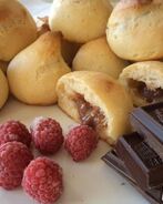 Профитроли с шоколадно-ореховым кремом