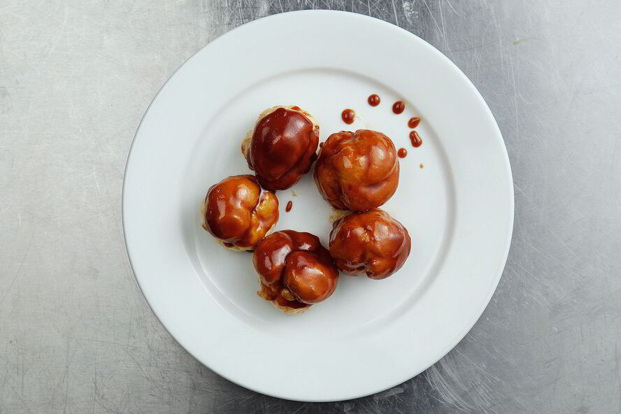 Рецепт профитролей с заварным кремом и карамельным соусом